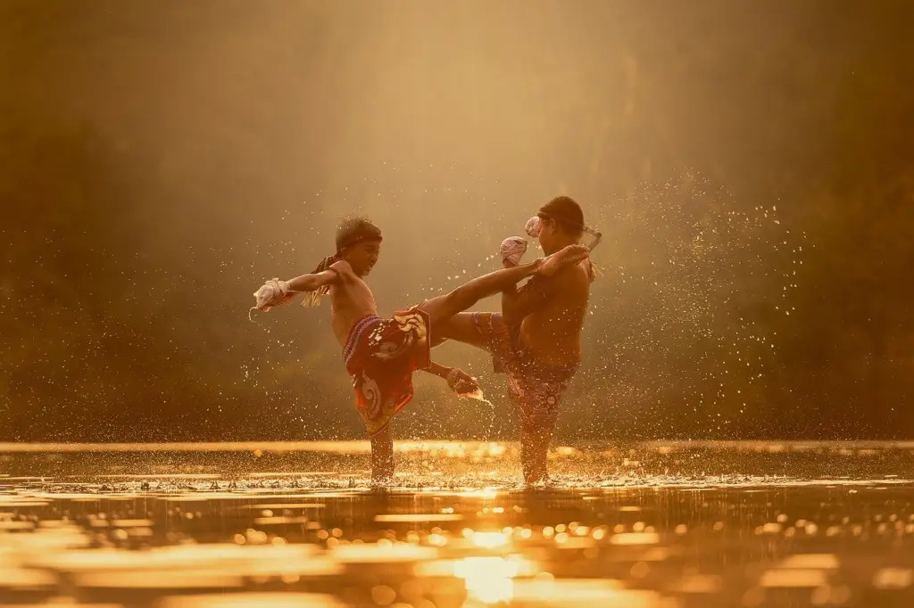 2 children fighting